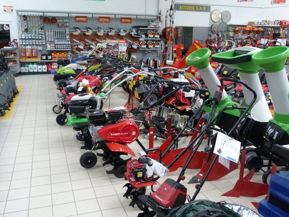 magasin de motoculture aux herbiers Plusieurs tondeuses disposées à la vente dans le magasin