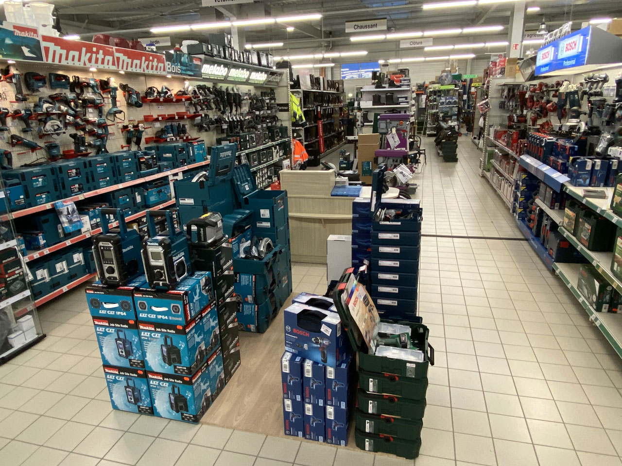 Photo de l'intérieur du magasin d'outillage La Quincaillerie du Bocage